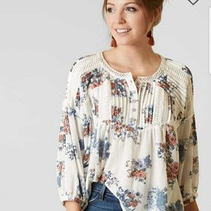 TRADE NWT Gimmicks by BKE Floral Top